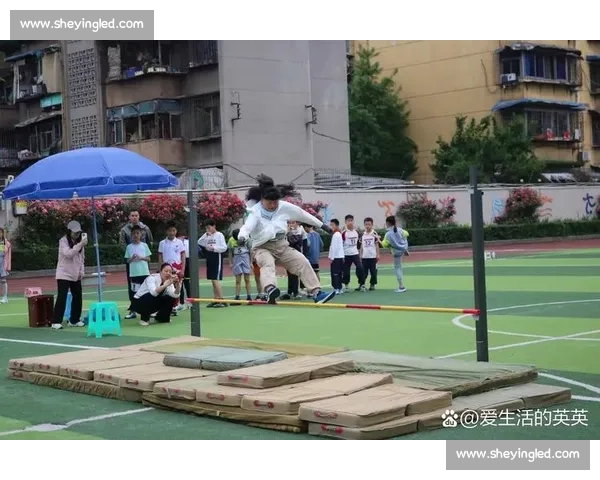 《急行跳远比赛精彩瞬间，运动员极速起跳挑战极限距离》