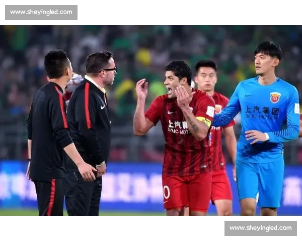 上港足球比赛精彩纷呈，球迷热情高涨，赛场内外上演激烈对决与感动时刻